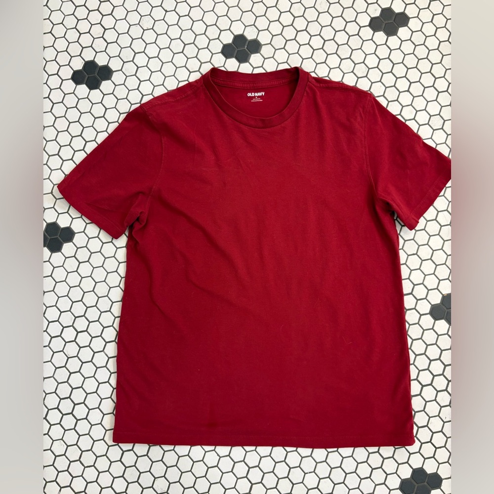 Old Navy Men's Red Crew Neck T-Shirt. Size Medium